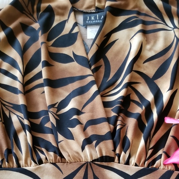 JKLA Sleeveless Top - Picture 2 of 5